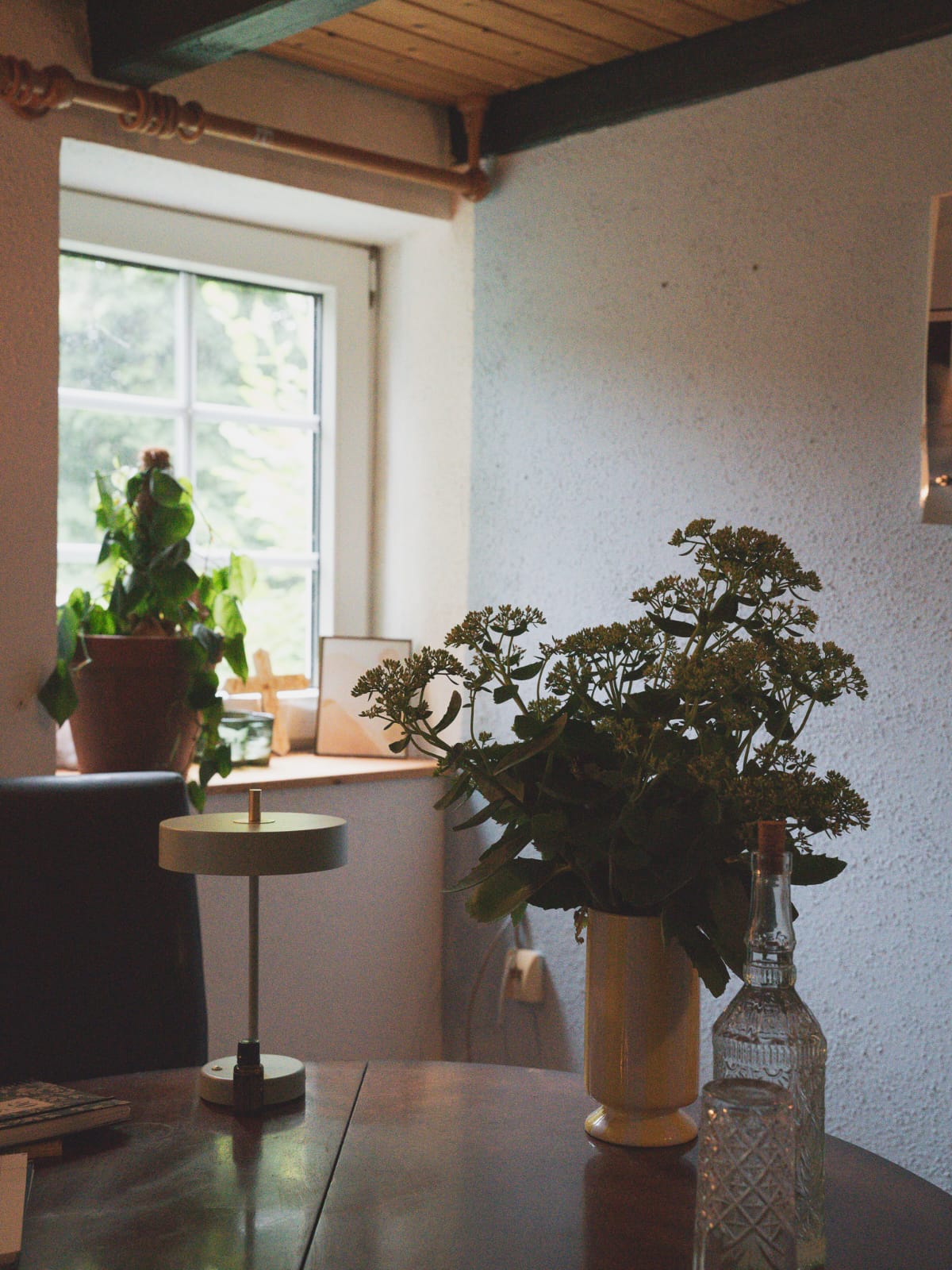 Ruhiger Beratungsraum mit Tageslicht, Pflanzen und Blumen